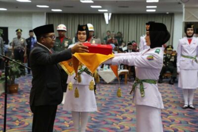 Pj. Gubernur Samsudin Kukuhkan 33 Anggota Paskibraka Tahun 2024