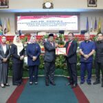 Pj. Gubernur Samsudin Serahkan Dokumen Raperda Perubahan APBD Provinsi Lampung Tahun Anggaran 2024 kepada Ketua DPRD Mingrum Gumay