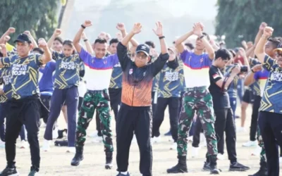 Pj. Gubernur Samsudin dan Ketua Harian KONI Lampung Amalsyah Tarmizi serta Jajaran OPD Pemprov Lampung Melaksanakan Senam Bersama Seluruh Atlet PON Lampung