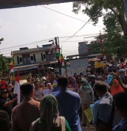 Masyarakat Kecamatan Jaluko Gelar Aksi Unras ke Kantor PDAM Tirta, Muaro Jambi, Desa Mendalo Darat