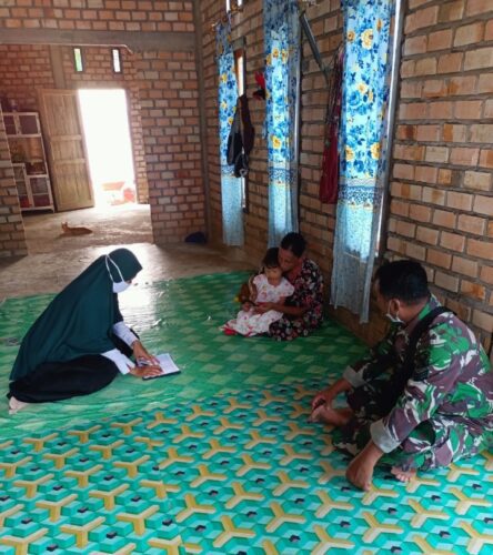 Babinsa Koramil 415-02/Mersam Aktif Dampingi Bidan Desa dalam Pelayanan Kesehatan Terpadu