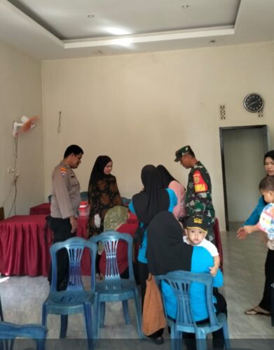 Babinsa Danau Kedap Dampingi Imunisasi untuk Cegah Penyakit Polio