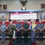 Sekdaprov Serahkan Dokumen Rancangan Perubahan KUA dan PPAS Tahun 2024 serta Rancangan KUA dan PPAS Tahun 2025 kepada Ketua DPRD Mingrum Gumay