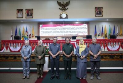 Sekdaprov Serahkan Dokumen Rancangan Perubahan KUA dan PPAS Tahun 2024 serta Rancangan KUA dan PPAS Tahun 2025 kepada Ketua DPRD Mingrum Gumay