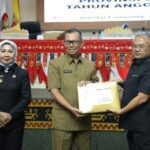 Sekdaprov Serahkan Raperda APBD Lampung Tahun Anggaran 2025 dalam Rapat Paripurna Pembicaraan Tingkat I DPRD Lampung