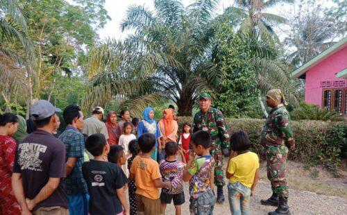 Babinsa Pelayangan Sosialisasikan Bahaya Karhutla, Warga Diminta Waspada