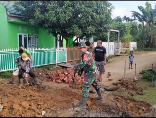 Babinsa Talang Jauh Bersama Warga Gotong Royong Perbaiki Gorong-Gorong yang Tersumbat