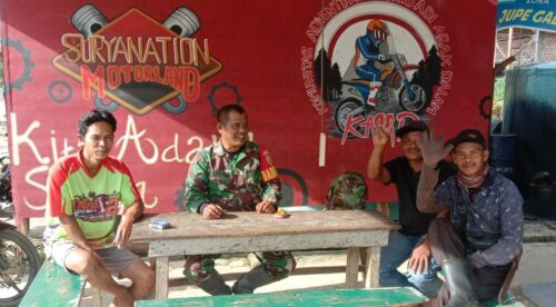 Babinsa Muara Bulian Ajak Warga Tidar Kuranji Cegah Karhutla Lewat Komsos Kreatif