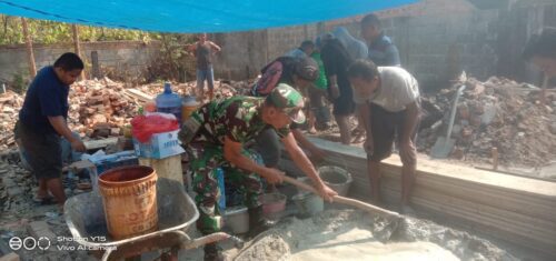 Bentuk Kepedulian TNI, Babinsa Koramil 06/Muara Bungo Bantu Warga Perbaiki Rumah Pasca Kebakaran