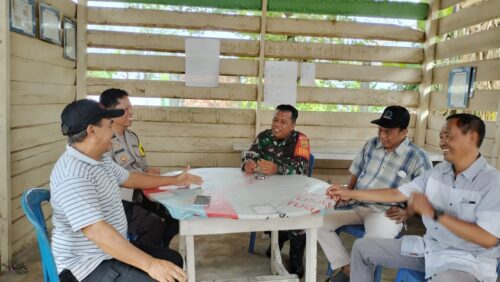 Babinsa Solok Sipin Inisiasi Rapat Keamanan Lingkungan di Pos Ronda