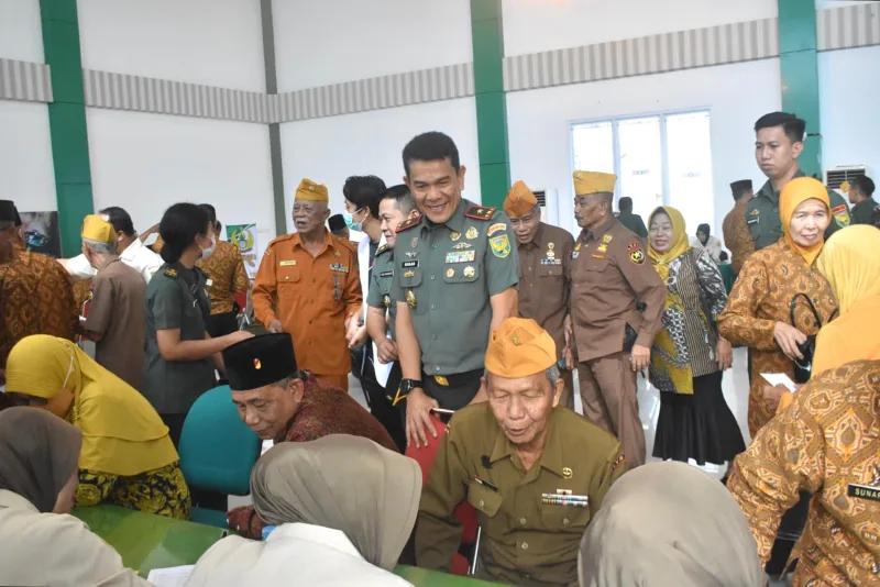Korem 043/Gatam Gelar Bakti Sosial Dan Bakti Kesehatan Dalam Rangka HUT Ke-79 TNI Tahun 2024