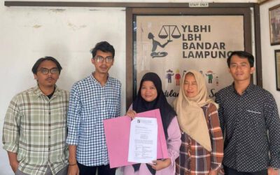 LBH Bandar Lampung saat mendampingi tujuh mantan pekerja di PT Wahana Raharja mengajukan gugatan ke Pengadilan Hubungan Industrial di Pengadilan Negeri Tanjung Karang. Foto: Ist