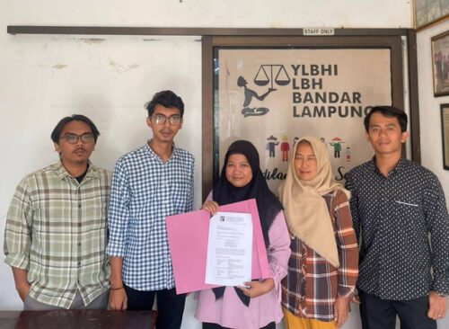LBH Bandar Lampung saat mendampingi tujuh mantan pekerja di PT Wahana Raharja mengajukan gugatan ke Pengadilan Hubungan Industrial di Pengadilan Negeri Tanjung Karang. Foto: Ist