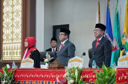 (Unila): Universitas Lampung (Unila) menerima kunjungan Dinas Kependudukan dan Pencatatan Sipil (Disdukcapil) Pemerintah Provinsi Lampung, di ruang sidang dua lantai empat rektorat kampus setempat, Senin pagi, 2 September 2024. Kunjungan bertujuan untuk menyosialisasikan dan mengaktivasi Identitas Kependudukan Digital (IKD) kepada sivitas akademika Unila. Kedatangan tim Disdukcapil Pemprov Lampung merupakan bagian dari upaya mendukung kebijakan nasional yang diatur dalam Permendagri Nomor 72 Tahun 2022, yang mewajibkan KTP-el untuk memiliki format fisik dan digital. IKD, atau Digital ID, adalah KTP-el dalam bentuk digital yang menyimpan informasi kependudukan dalam aplikasi digital di smartphone. Tujuannya untuk mempermudah akses data kependudukan tanpa harus membawa dokumen fisik. Turut hadir pada kegiatan ini, Wakil Rektor Bidang Umum dan Keuangan Unila, Dr. Habibullah Jimad, S.E., M.Si., Kepala Biro Umum dan Keuangan Ida Ropaida, Kepala Biro Perencanaan dan Humas Budi Sutomo, Ketua LP3M Prof. Abdurrahman, serta koordinator dan staf di lingkungan Rektorat Unila. Kepala Bidang Pengelola Informasi Administrasi Kependudukan (Kabid PIAK) Disdukcapil Kota Bandar Lampung Ratnasari menjelaskan, IKD bertujuan untuk menyederhanakan proses administrasi kependudukan dengan memindahkan data ke smartphone. “Kami mengimbau kepada seluruh masyarakat Indonesia yang sudah memiliki e-KTP untuk segera mengaktivasi IKD demi kemudahan dan keamanan data pribadi mereka,” ungkapnya. Ratnasari juga menambahkan, selain e-KTP dan Kartu Keluarga, aplikasi IKD juga mencakup identitas kependudukan lainnya seperti Kartu ASN bagi pegawai negeri, Kartu keanggotaan BPJS, dan Kartu NPWP. Antusiasme sivitas akademika Unila terhadap program ini mendapat apresiasi positif dari Disdukcapil. Rencananya, sosialisasi lanjutan dilakukan di fakultas-fakultas di Unila sesuai jadwal yang disepakati. Bagi yang belum melakukan aktivasi pada hari ini, mereka juga dapat menggunakan layanan video call atau mengunjungi langsung kantor Disdukcapil Kota Bandar Lampung di Jalan Dokter Susilo No. 1A, Sumur Batu, Kecamatan Teluk Betung Utara, Bandar Lampung. Aktivasi harus dilakukan secara langsung dengan membawa e-KTP dan smartphone, serta memproses foto selfie untuk autentikasi. IKD atau Digital ID merupakan format KTP-el digital yang menyimpan informasi elektronik kependudukan. Penerapan IKD bertujuan untuk mengikuti perkembangan teknologi informasi dan komunikasi, meningkatkan pemanfaatan digitalisasi kependudukan, mempercepat transaksi pelayanan publik dan privat, serta mengamankan kepemilikan data melalui sistem autentikasi guna mencegah pemalsuan dan kebocoran data. [Imam Gunawan] The post Unila Sosialisasi IKD Bersama Disdukcapil appeared first on Universitas Lampung.