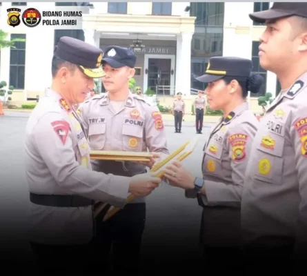 KAPOLDA JAMBI PIMPIN UPACARA KENAIKAN PANGKAT PENGABDIAN, KPLB & PEMBERIAN PENGHARGAAN PERSONEL BERPRESTASI