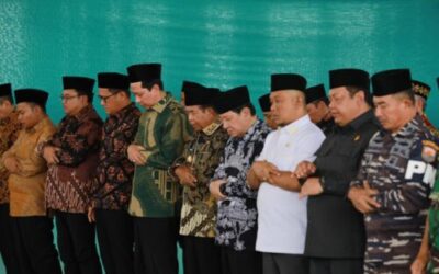 Pj. Gubernur Samsudin Salat Jumat Bersama di Masjid Al-Hijrah Kota Baru
