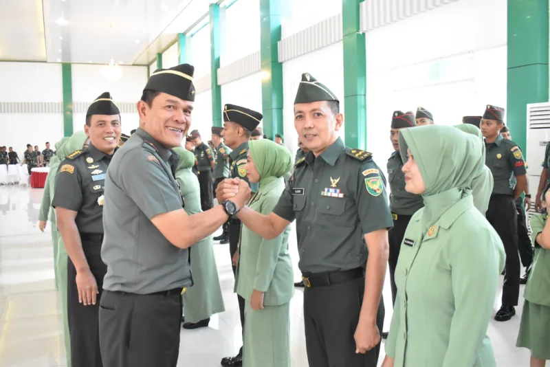 Danrem 043/Gatam Terima Laporan Korps Kenaikan Pangkat Perwira Dan Lantik Kenaikan Pangkat Bintara Dan Tamtama