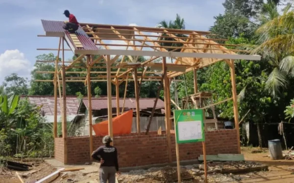 Anggota Satgas TMMD ke-122 Kodim 0420/Sarko Pasang Atap Seng Rumah Pak Yabani