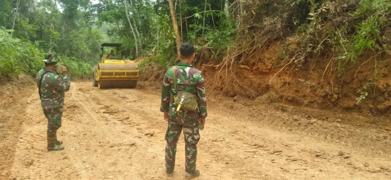 Satgas TMMD ke 122 Kodim 0420 Sarko Lakukan Perkerasan Jalan Penghubung Desa Bedeng Rejo-Sungai Putih