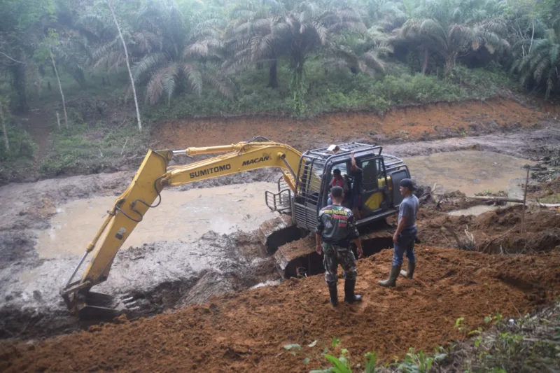 Percepat Pembangunan Kolam Ikan, Satgas TMMD ke-122 Kodim 0420/Sarko Turunkan Alat Berat