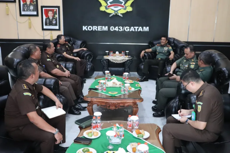Danrem 043/Gatam Sambut Kunjungan Silaturahmi Kajati Lampung Beserta Staf