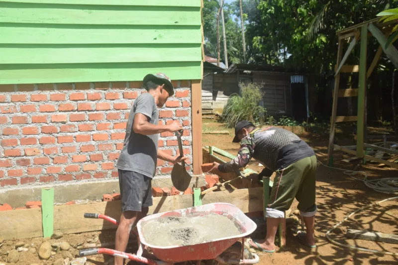 Teras Rumah Yabani Dilantai Semen Oleh Satgas TMMD ke 122 Kodim Sarko