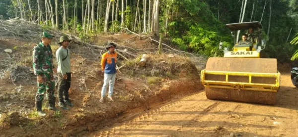 Cuaca Cerah, Pembukaan Jalan Baru Terus Dikebut Anggota Satgas TMMD ke 122 Kodim 0420 Sarko