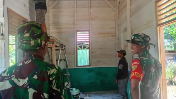 Dansatgas TMMD ke 122 Kodim 0420/Sarko Tinjau Pengerjaan RTLH Yabani di Desa Bedeng Rejo