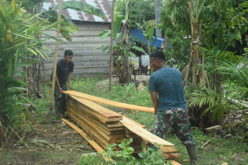 Anggota Satgas TMMD 122 Kodim 0420 Sarko Siapkan Material Papan Untuk Dinding dan Lantai Saung