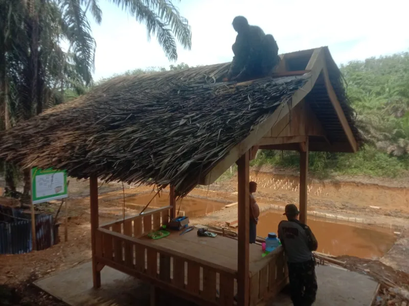 Anggota Satgas TMMD ke 122 Kodim 0420 Sarko Pasang Atap Saung