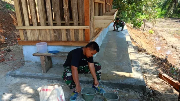 Anggota Satgas TMMD 122 Kodim 0420/Sarko Selesaikan Pembuatan Kandang Kambing