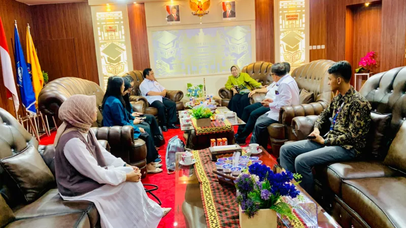 Rektor Universitas Lampung Melepas 6 Mahasiswa FKIP untuk Program SEA Teacher 2024 di Philipina