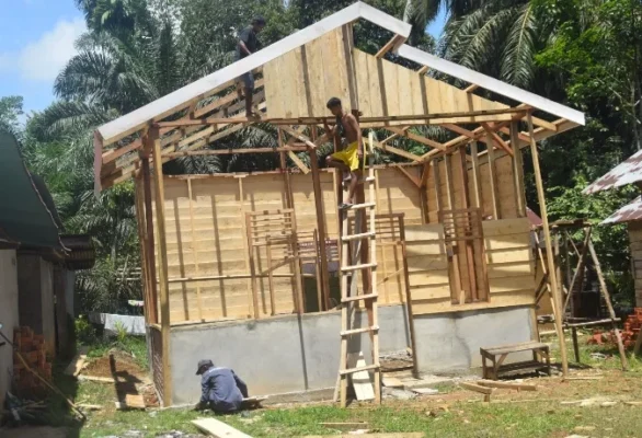 Rumah Supardi Mulai Dipasang Dinding Oleh Anggota Satgas TMMD ke 122 Kodim 0420/Sarko