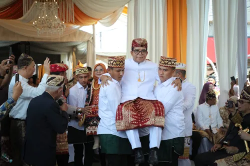 Pj. Gubernur Samsudin dan Ibu Maidawati Menghadiri Acara Begawi Agung Marga Balau
