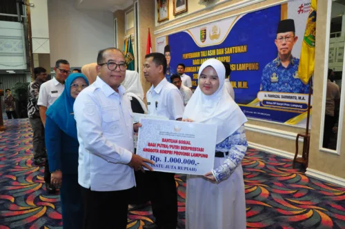 Pj. Gubernur Lampung Serahkan Penghargaan dan Tali Asih untuk Anggota KORPRI, Lepas Pejabat Purna Bakti di Lingkungan Pemprov Lampung