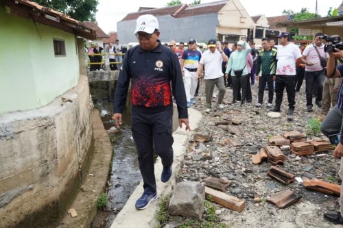Pj. Gubernur Lampung Tinjau Lokasi Rawan Banjir di Rajabasa, Fokus pada Perbaikan Sungai dan Penegakan Perda Kebersihan