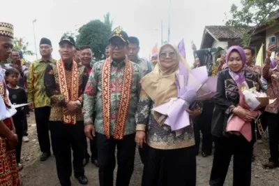Pj. Gubernur Samsudin Didampingi Ibu Maidawati Resmikan Gedung Poskesdes dan Panen Melon KWI