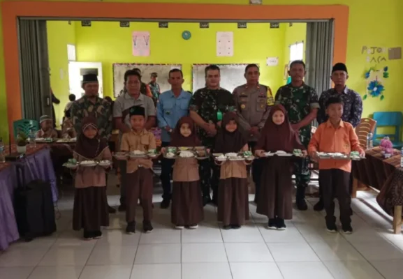 Kodim 0420/Sarko Gelar Kegiatan Dapur Masuk Sekolah di SDN 18/VII Desa Pekan Gedang