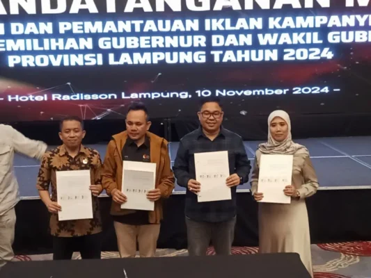 Ketua Bawaslu Provinsi Lampung, Iskardo P. Panggar Menandatangani MoU Pengawasan Dan Pemantauan Iklan Kampanye di Media