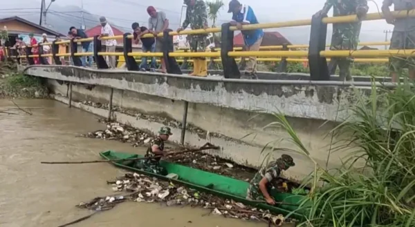 Kodim 0417/Kerinci Melalui Koramil Sungai Penuh Gotong Royong Bersihkan Sampah, Wujudkan Sungai Bebas Banjir