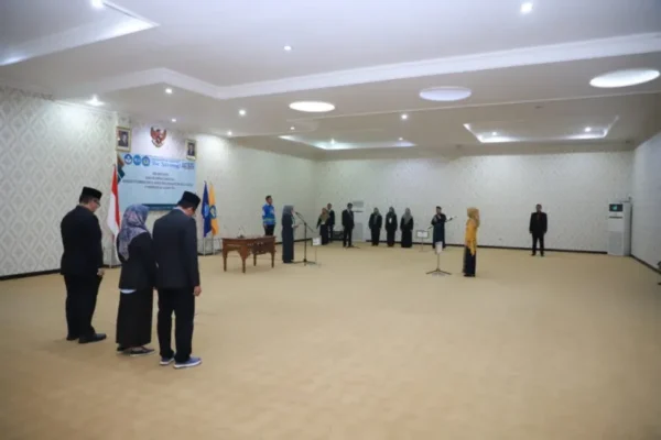 Rektor Lantik Analis SDM Aparatur Ahli Muda Dewi Asri Rahayu