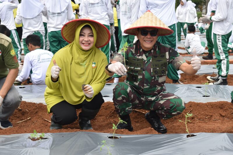 Dukung Program Pemerintah Danrem 043/Gatam Tanam Sayur Mayur Dan Makan Siang Bersama Siswa Siswi Kartika II Bandar Lampung