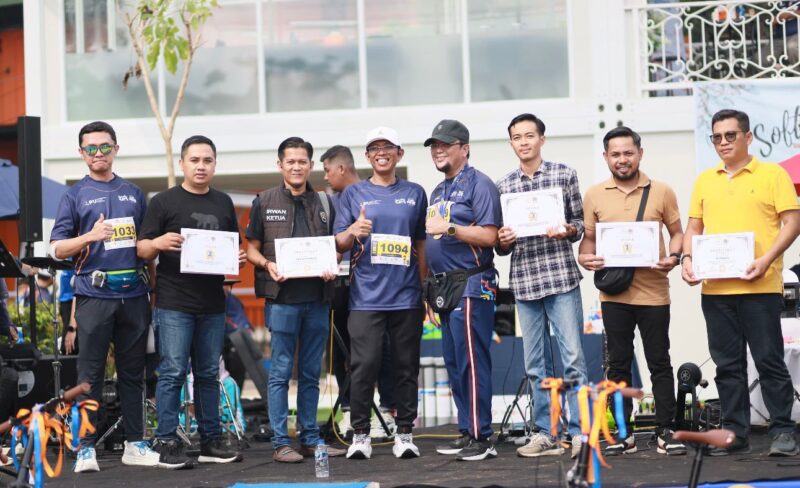 Didampingi Ketua PWI Kota Jambi, Wakil Ketua DPRD Provinsi dan Kepala BPJN Serahkan Hadiah ke Juara Lomba Jurnalistik dan Video
