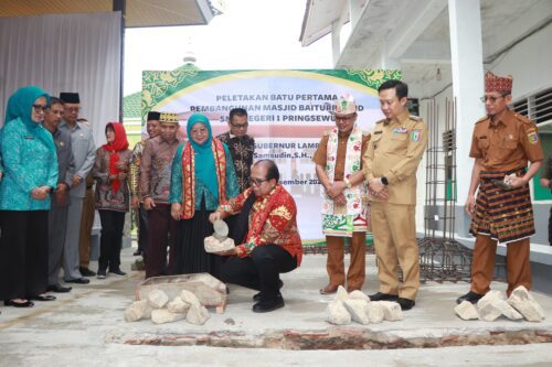 Pj.Gubernur Samsudin Letakkan Batu Pertama Pembangunan Masjid Baiturrasyid Pringsewu