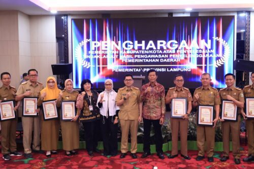 Pj. Sekdaprov Lampung Serahkan Penghargaan untuk Penyelesaian 100% Tindak Lanjut Pengawasan Pemerintahan Daerah 2023