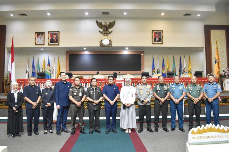 Kasrem 043/Gatam Hadiri Rapurna DPRD Provinsi Lampung Pengumuman Dan Usulan Persetujuan Pengesahan Pengangkatan Gubernur Dan Wakil Gubernur Masa Jabatan 2025-2030