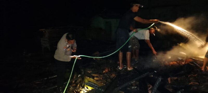 Bersama Masyarakat polsek bengkunat Bantu Padamkan Api yang Membakar Rumah Warga