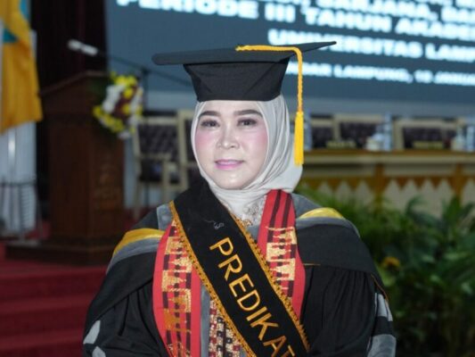 Kisah Inspiratif Mira Rozanna Raih Gelar Doktor Lulusan Terbaik Satu