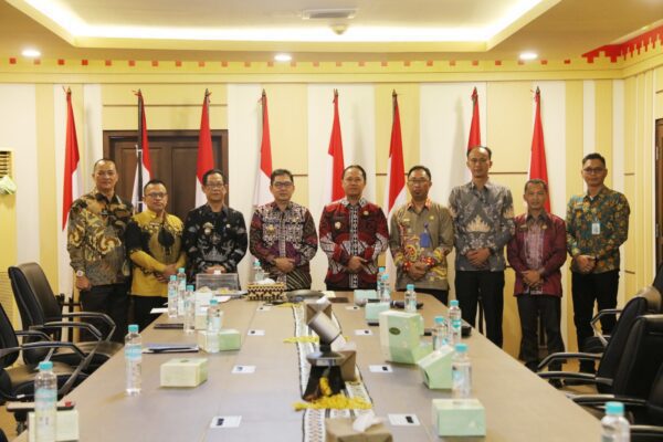 Pj. Sekdaprov Lampung Tandatangani Bersama Pj. Bupati Lampung Barat Serah Terima Tanah Samsat Liwa