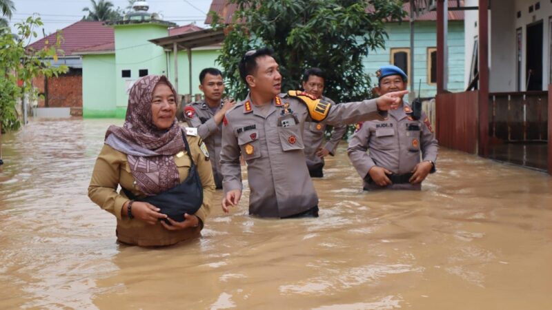 Arungi Air, Kapolresta Jambi Kombes Pol Boy Siregar Susuri Lokasi Banjir di Kenali Asam Bawah Pastikan Keadaan Warga